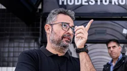 Alexandre Mattos vai analisando situações de mercado no Peixe - Foto: Raul Baretta/ Santos FC.