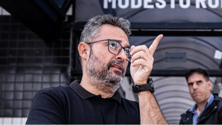 Alexandre Mattos vai analisando situações de mercado no Peixe - Foto: Raul Baretta/ Santos FC.