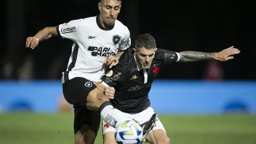 RJ – RIO DE JANEIRO – 06/11/2023 – BRASILEIRO A 2023, VASCO X BOTAFOGO – Vegetti jogador do Vasco disputa lance com Philipe Sampaio jogador do Botafogo durante partida no estadio Sao Januario pelo campeonato Brasileiro A 2023. Foto: Jorge Rodrigues/AGIF