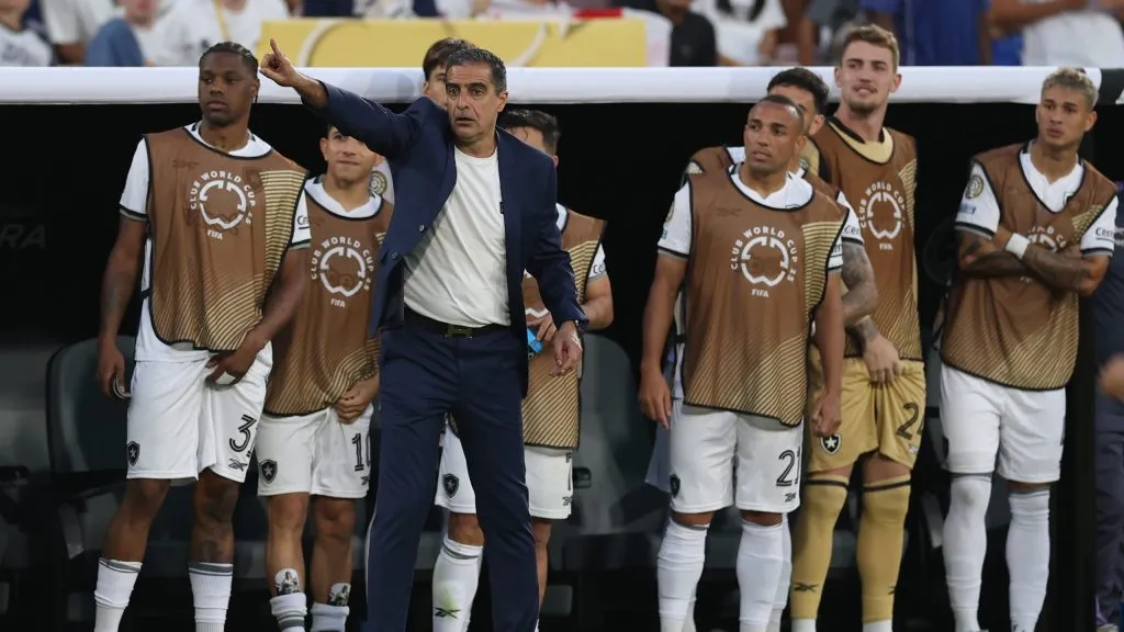 PASADENA, CALIFORNIA – JUNE 19: Renato Paiva, Head Coach of Botafogo, reacts from the substitutes bench alongside his team mates during the FIFA Club World Cup 2025 group B match between Paris Saint-Germain FC and Botafogo FR at Rose Bowl Stadium on June 19, 2025 in Pasadena, California. (Photo by Stu Forster/Getty Images)