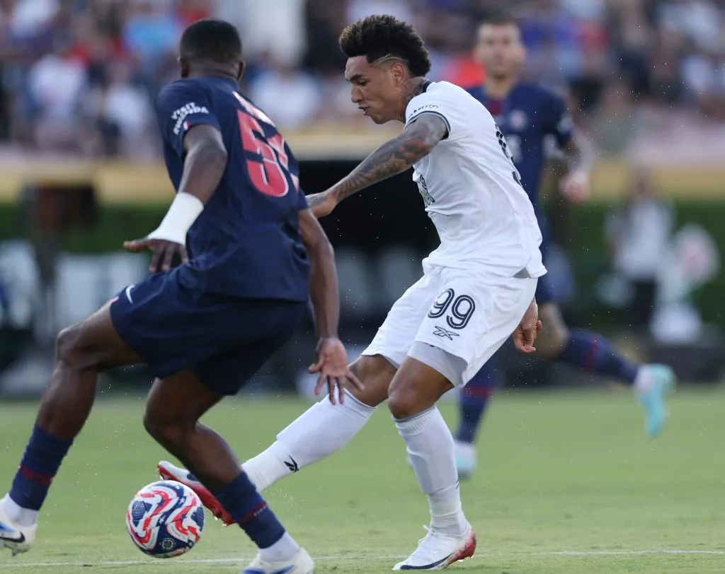Igor Jesus bate Pacho para anotar gol da vitória do Botafogo sobre PSG na 1ª fase do Mundial – Foto: Stu Forster/Getty Images