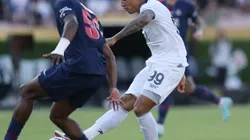 PASADENA, CALIFORNIA - JUNE 19: Igor Jesus #99 of Botafogo scores his team's first goal whilst under pressure from Willian Pacho #51 of Paris Saint-Germain during the FIFA Club World Cup 2025 group B match between Paris Saint-Germain FC and Botafogo FR at Rose Bowl Stadium on June 19, 2025 in Pasadena, California. (Photo by Stu Forster/Getty Images)