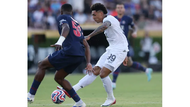 PASADENA, CALIFORNIA - JUNE 19: Igor Jesus #99 of Botafogo scores his team's first goal whilst under pressure from Willian Pacho #51 of Paris Saint-Germain during the FIFA Club World Cup 2025 group B match between Paris Saint-Germain FC and Botafogo FR at Rose Bowl Stadium on June 19, 2025 in Pasadena, California. (Photo by Stu Forster/Getty Images)
