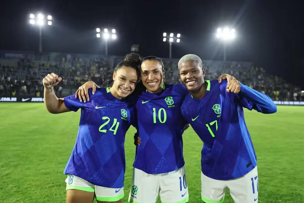 Dudinha, Marta e Jhonson na seleção brasileira. Foto: Lívia Villas Boas/CBF