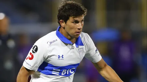 SANTIAGO, CHILE - APRIL 12: Gonzalo Tapia of Universidad Catolica controls the ball during a match between Universidad Catolica and Sporting Cristal as part of Copa CONMEBOL Libertadores 2022 at San Carlos de Apoquindo Stadium on April 12, 2022 in Santiago, Chile. (Photo by Marcelo Hernandez/Getty Images)