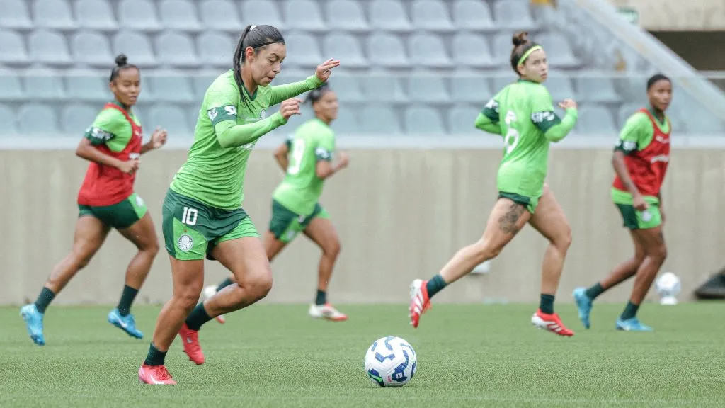 Elenco feminino do Palmeiras em treinamento