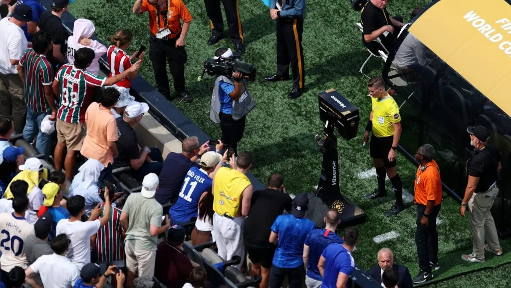 O árbitro checando o lance do possível pênalti em Fluminense x Chelsea na cabine do VAR. (Photo by Dan Mullan/Getty Images)