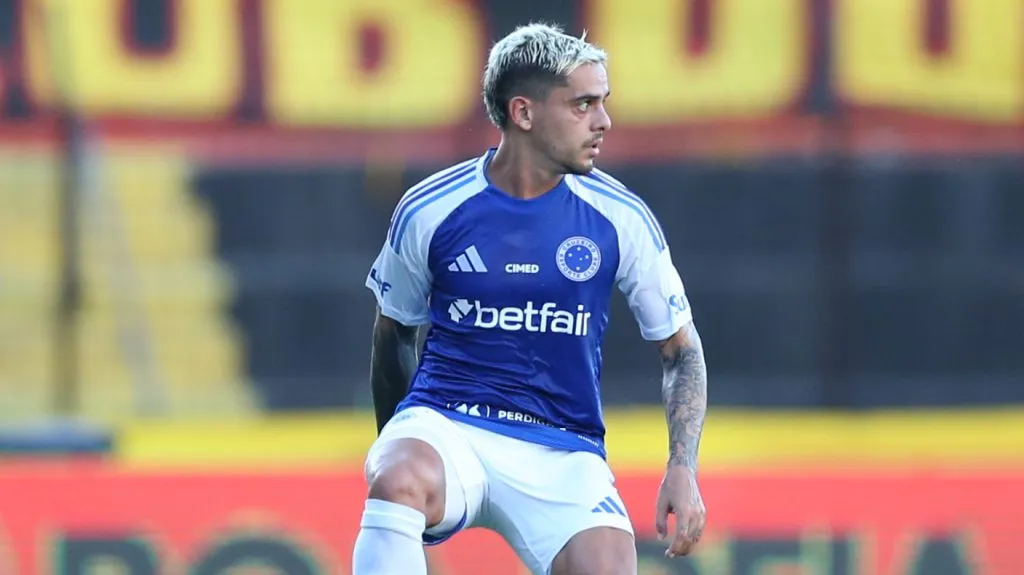 Fagner em campo pelo Cruzeiro. Foto: Marlon Costa/AGIF