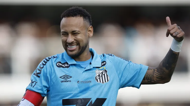Neymar em partida pelo Santos. (Photo by Miguel Schincariol/Getty Images)