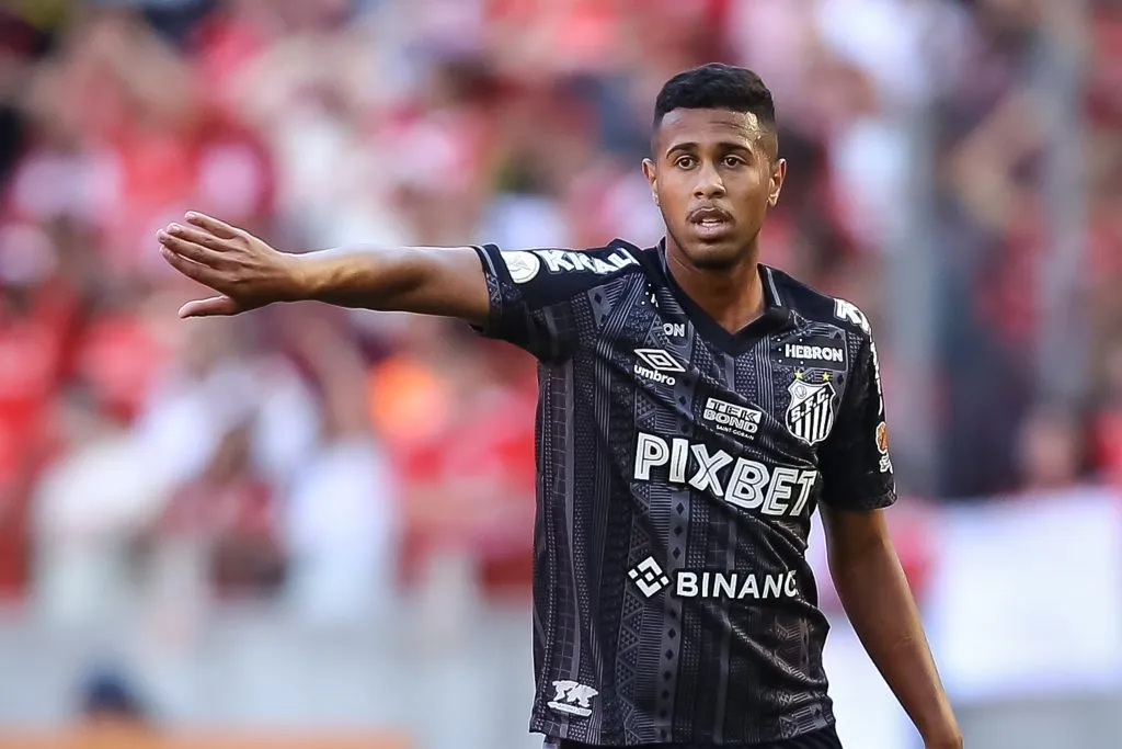 RS – Porto Alegre – 01/10/2022 – BRASILEIRO A 2022, INTERNACIONAL X SANTOS – Ed Carlos jogador do Santos durante partida contra o Internacional no estadio Beira-Rio pelo campeonato Brasileiro A 2022. Foto: Pedro H. Tesch/AGIF