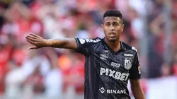 Ed Carlos jogador do Santos durante partida contra o Internacional no estadio Beira-Rio pelo campeonato Brasileiro A 2022. Foto: Pedro H. Tesch/AGIF