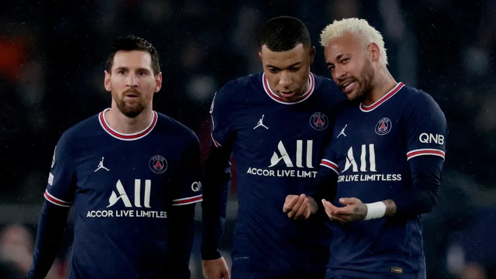 Messi, Mbappé e Neymar durante a partida entre PSG e Real Madrid, pela Liga dos Campeões – David Bustamante/Getty