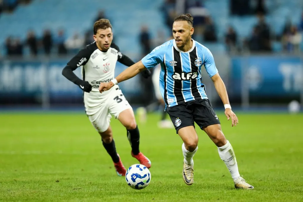 PORTO ALEGRE, BRAZIL – JUNE 12: Martin Braithwaite of Gremio runs with the ball during the match between Gremio and Corinthians as part of Brasileirao 2025 at Arena do Gremio on June 12, 2025 in Porto Alegre, Brazil. (Photo by Pedro H. Tesch/Getty Images)