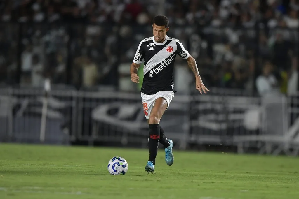João Victor em ação pelo Vasco. Foto: Thiago Ribeiro/AGIF