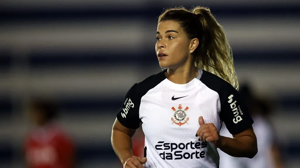 Tamires lateral-esquerda do Corinthians