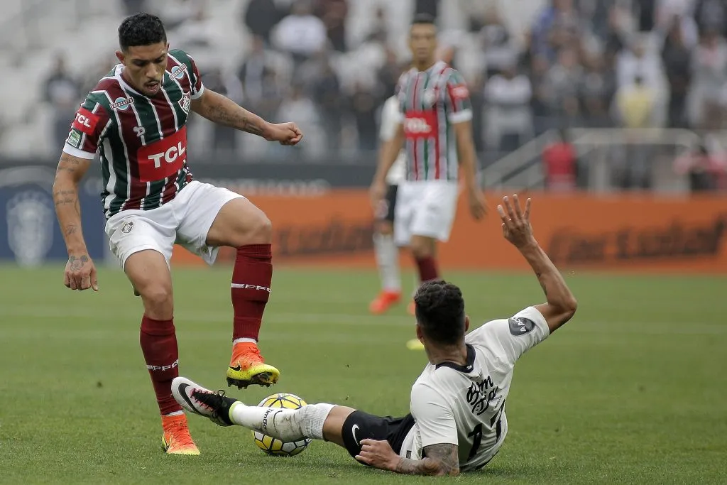 SAO PAULO – SP – 25/09/2016 – BRASILEIRO A 2016, CORINTHIANS X FLUMINENSE – Giovanni Augusto do Corinthians disputa lance com jogador Douglas do Fluminense durante partida do Campeonato Brasileiro A 2016, na Arena Corinthians em Sao Paulo. Foto:Daniel Vorley/AGIF.