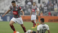 Giovanni Augusto do Corinthians disputa lance com jogador Douglas do Fluminense durante partida do Campeonato Brasileiro A 2016, na Arena Corinthians em Sao Paulo. Foto:Daniel Vorley/AGIF.