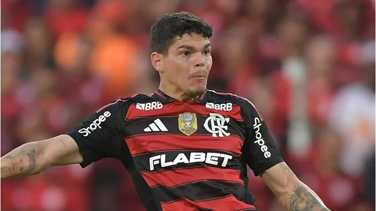 RJ - RIO DE JANEIRO - 12/07/2025 - BRASILEIRO A 2025, FLAMENGO X SAO PAULO - Ayrton Lucas jogador do Flamengo durante partida contra o Sao Paulo no estadio Maracana pelo campeonato Brasileiro A 2025. Foto: Thiago Ribeiro/AGIF