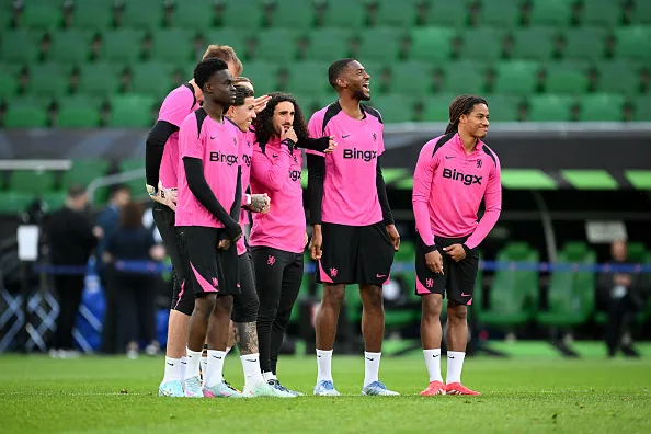 Mathis Amougou com os companheiros de equipe durante treino do Chelsea antes da final da Conferência da UEFA 2025 entre o Real Betis Balompie, no Stadion Wroclaw em maio de 2025 Foto: Stuart Franklin/Getty Images