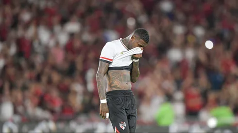 Arboleda lamenta mais uma derrota do São Paulo no Brasileirão. Foto: Thiago Ribeiro/AGIF