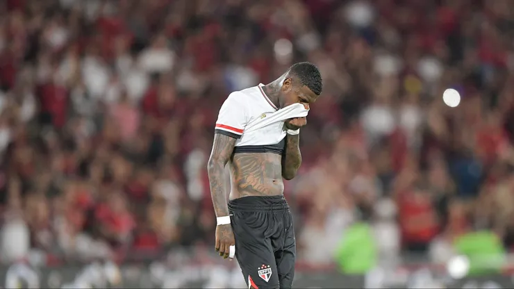 Arboleda lamenta mais uma derrota do São Paulo no Brasileirão. Foto: Thiago Ribeiro/AGIF