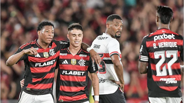 Flamengo bate o São Paulo por 2 a 0 e continua na liderança isolada do Brasileirão Betano.