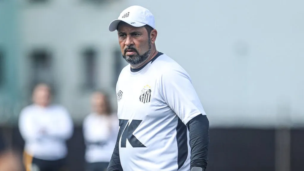 Treinador do time feminino do Santos Caio Couto