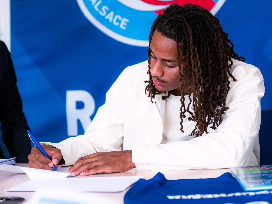 O ex-camisa 35 do Chelsea, assinou vínculo com o Strasbourg e busca mais oportunidades no clube irmão do Blues. Foto: Divulgação redes sociais/RC Strasbourg