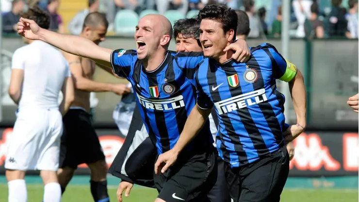 Cambiasso (esquerda) e Zanetti (direita) briharam juntos na Internazionale (Photo by Claudio Villa)