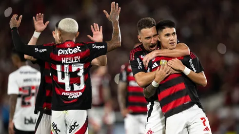 Wallace Yan comemora seu gol com os companheiros de equipe do Flamengo em partida contra o São Paulo. Foto: Jorge Rodrigues/AGIF