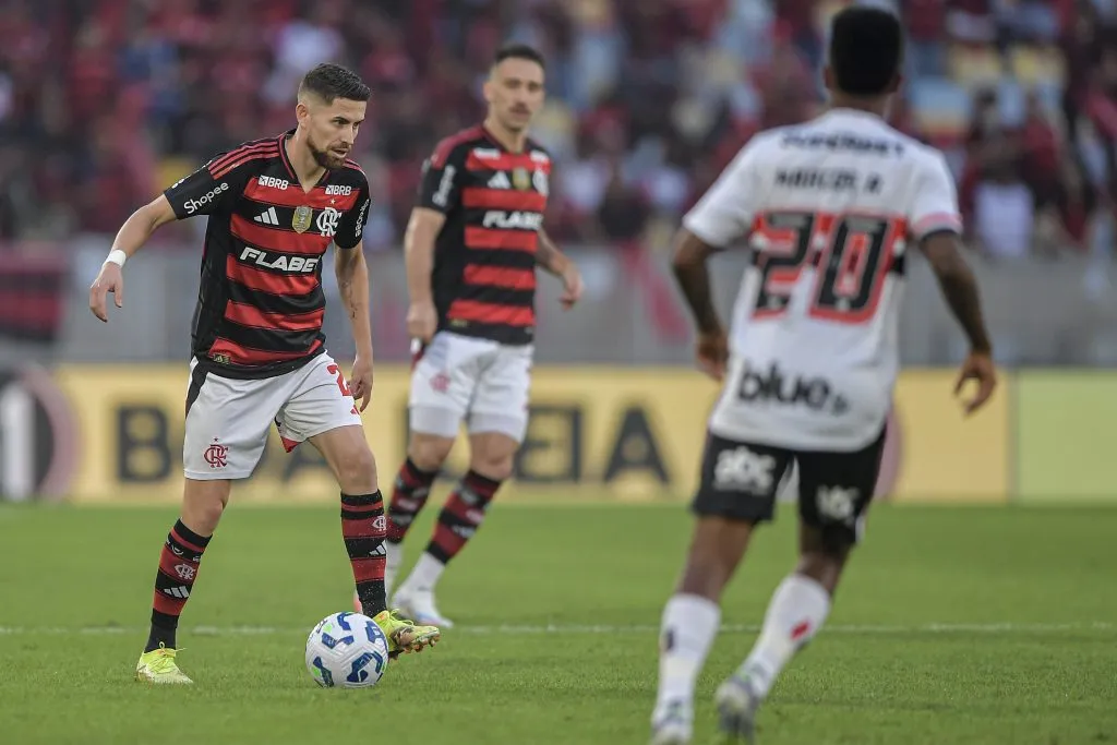 Jorginho, jogador do Flamengo durante partida contra o Sao Paulo no estadio Maracana pelo campeonato Brasileiro A 2025. Foto: Thiago Ribeiro/AGIF