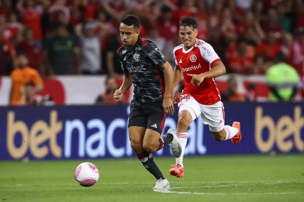 PORTO ALEGRE, BRAZIL – OCTOBER 30: Alexandro Bernabei of Internacional and Matheus Goncalves of Flamengo competes for the ball during the match between Internacional and Flamengo as part of Brasileirao 2024 at Beira-Rio Stadium on October 30, 2024 in Porto Alegre, Brazil. (Photo by Pedro H. Tesch/Getty Images)