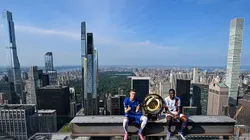 Cole Palmer e Ousmane Dembélé no topo do Rockefeller Center — Foto: Darren Walsh/Chelsea FC via Getty Image