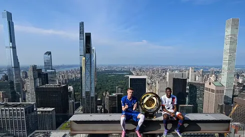 Cole Palmer e Ousmane Dembélé no topo do Rockefeller Center — Foto: Darren Walsh/Chelsea FC via Getty Image
