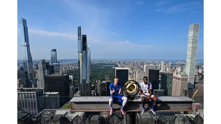 Cole Palmer e Ousmane Dembélé no topo do Rockefeller Center — Foto: Darren Walsh/Chelsea FC via Getty Image