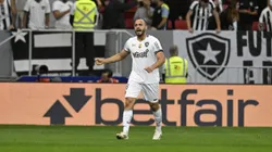 Arthur Cabral, jogador do Botafogo, comemora seu gol durante partida contra o Vasco, pelo Brasileirão Betano. Foto: Mateus Bonomi/AGIF.