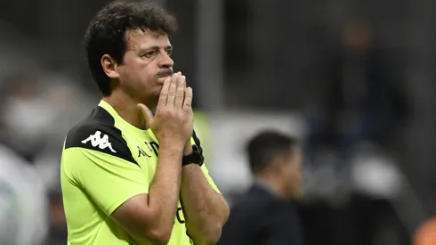 Fernando Diniz durante o Clássico da Amizade - Foto: Mateus Bonomi/AGIF