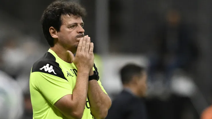 Fernando Diniz durante o Clássico da Amizade - Foto: Mateus Bonomi/AGIF