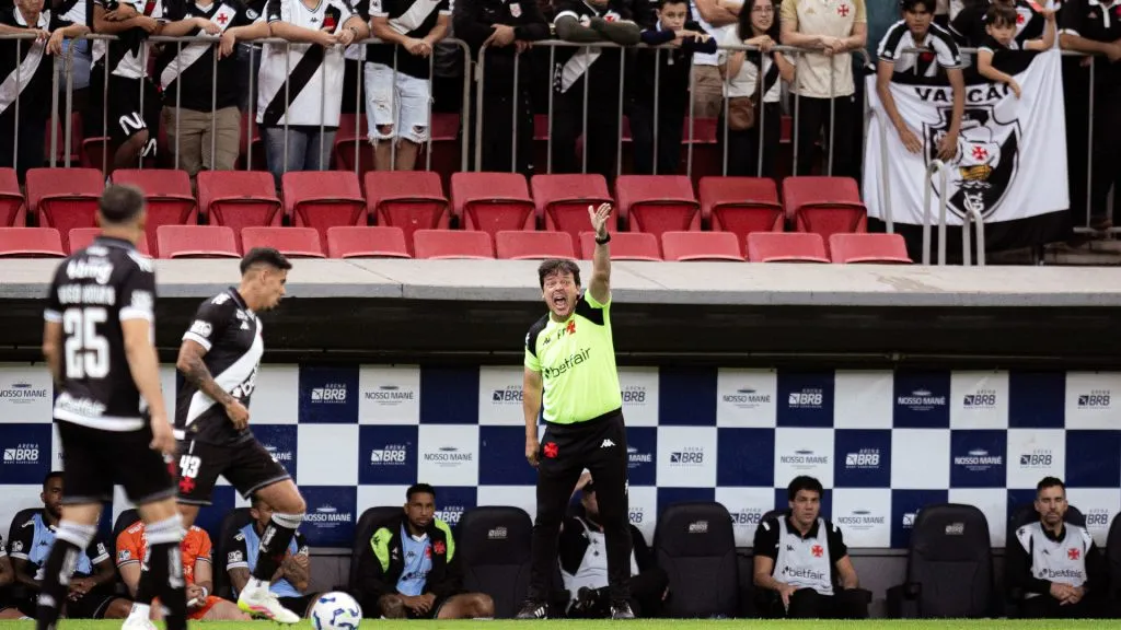 Fernando Diniz orientando os jogadores do Vasco contra o Botafogo – Foto: Mateus Dutra/AGIF