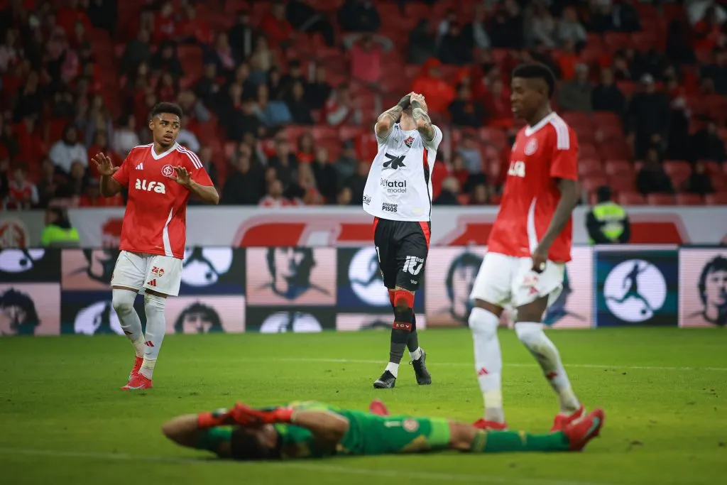 Atletas do EC Vitória lamentando gol sofrido. Foto: Maxi Franzoi/AGIF