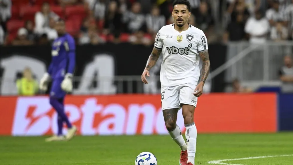 Gregore em ação pelo Botafogo contra o Vasco – Foto: Mateus Bonomi/AGIF