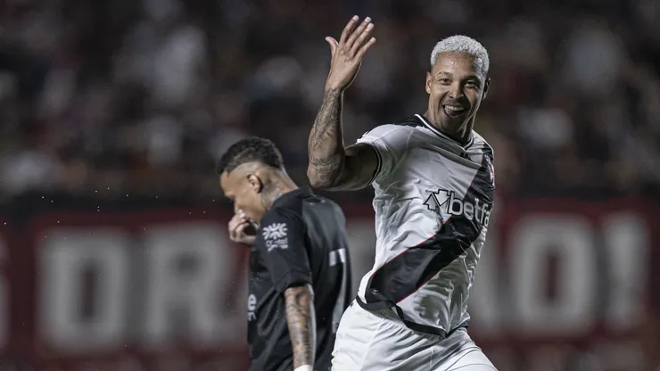 David, jogador do Vasco, comemora seu gol durante partida contra o Atlético-GO, pelo Brasileirão Betano de 2024. Foto: Heber Gomes/AGIF.