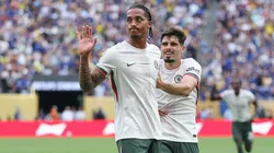João Pedro e Pedro Neto, jogadores do Chelsea-ING. Foto: Buda Mendes/Getty Images.