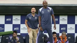 Caçapa no comando do Botafogo, com Davide Ancelotti ao fundo. Foto: Vitor Silva/Botafogo