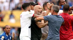 Momento da confusão entre os dois clubes. Photo by Luke Hales/Getty Images