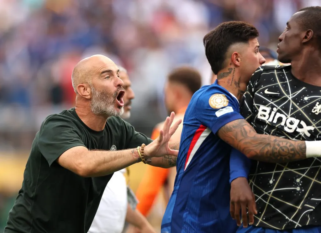Momento em que Enzo Maresca chega para separar os jogadores. Photo by Luke Hales/Getty Images