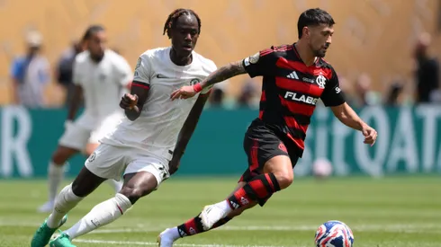 PHILADELPHIA, PENNSYLVANIA – JUNE 20: Giorgian de Arrascaeta #10 of CR Flamengo runs with the ball while under pressure from Trevoh Chalobah #23 of Chelsea FC during the FIFA Club World Cup 2025 group D match between CR Flamengo and Chelsea FC at Lincoln Financial Field on June 20, 2025 in Philadelphia, Pennsylvania. (Photo by David Ramos/Getty Images)