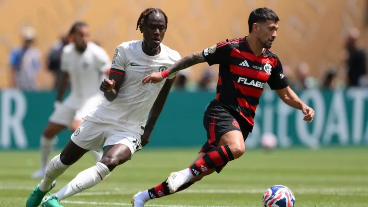PHILADELPHIA, PENNSYLVANIA - JUNE 20: Giorgian de Arrascaeta #10 of CR Flamengo runs with the ball while under pressure from Trevoh Chalobah #23 of Chelsea FC during the FIFA Club World Cup 2025 group D match between CR Flamengo and Chelsea FC at Lincoln Financial Field on June 20, 2025 in Philadelphia, Pennsylvania. (Photo by David Ramos/Getty Images)
