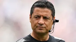 O árbitro Alireza Faghani observa antes do jogo final da Copa do Mundo de Clubes da FIFA 2025 entre o Chelsea FC e o Paris Saint-Germain no MetLife Stadium em 13 de julho de 2025 em East Rutherford, Nova Jersey.