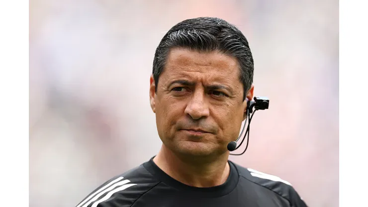 O árbitro Alireza Faghani observa antes do jogo final da Copa do Mundo de Clubes da FIFA 2025 entre o Chelsea FC e o Paris Saint-Germain no MetLife Stadium em 13 de julho de 2025 em East Rutherford, Nova Jersey.